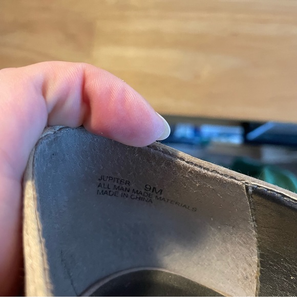 Me Too Champagne Satin Jupiter Peep Toe Heels - size 9M - Picture 3 of 6